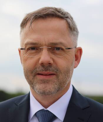 Den Kliniken Nordoberpfalz (KNO) ist es laut vorläufigem Jahresabschluss gelungen, 2025 einen Überschuss von circa 816.000 Euro zu erwirtschaften. 2024 lag das Ergebnis noch bei minus 11,8 Millionen Euro. KNO-Vorstand Michael Hoffmann verlässt den kommunalen Verbund im Juni.