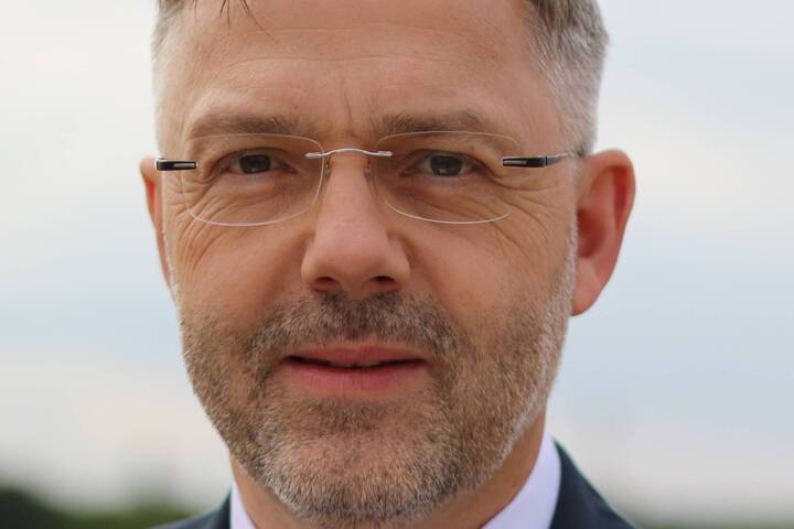 Den Kliniken Nordoberpfalz (KNO) ist es laut vorläufigem Jahresabschluss gelungen, 2025 einen Überschuss von circa 816.000 Euro zu erwirtschaften. 2024 lag das Ergebnis noch bei minus 11,8 Millionen Euro. KNO-Vorstand Michael Hoffmann verlässt den kommunalen Verbund im Juni.