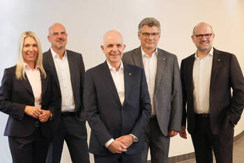 Personalvorständin Constance von Struensee, der stellvertretende Vorstandsvorsitzende Jörg Marx, Vorstandsvorsitzender Dr. Markus Horneber, Aufsichtsratsvorsitzender Pastor Stephan Ringeis und Vorstand Sebastian Polag