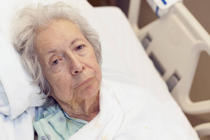 In der Notaufnahme geht es oft hektisch zu – das überfordert demente Patienten und erschwert ihre Genesung. Zwei Kliniken testen nun eine mögliche Lösung.