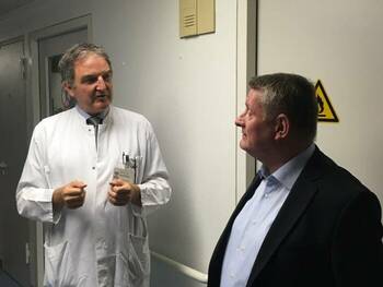 Ein Arzt spricht mit Bundesgesundheitsminister Hermann Gröhe 
